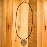 Amulett ‚Waldherz‘ – Handgemachte Kette aus Nussbaum &